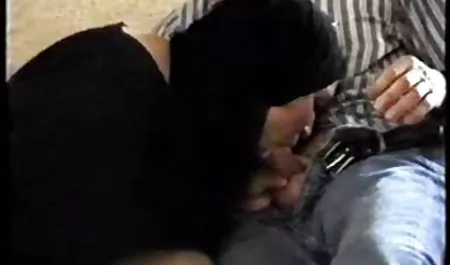 - عکس سکسی جدید خارجی معلم شاد جوانی گرم و همراه دانش آموزان خود است